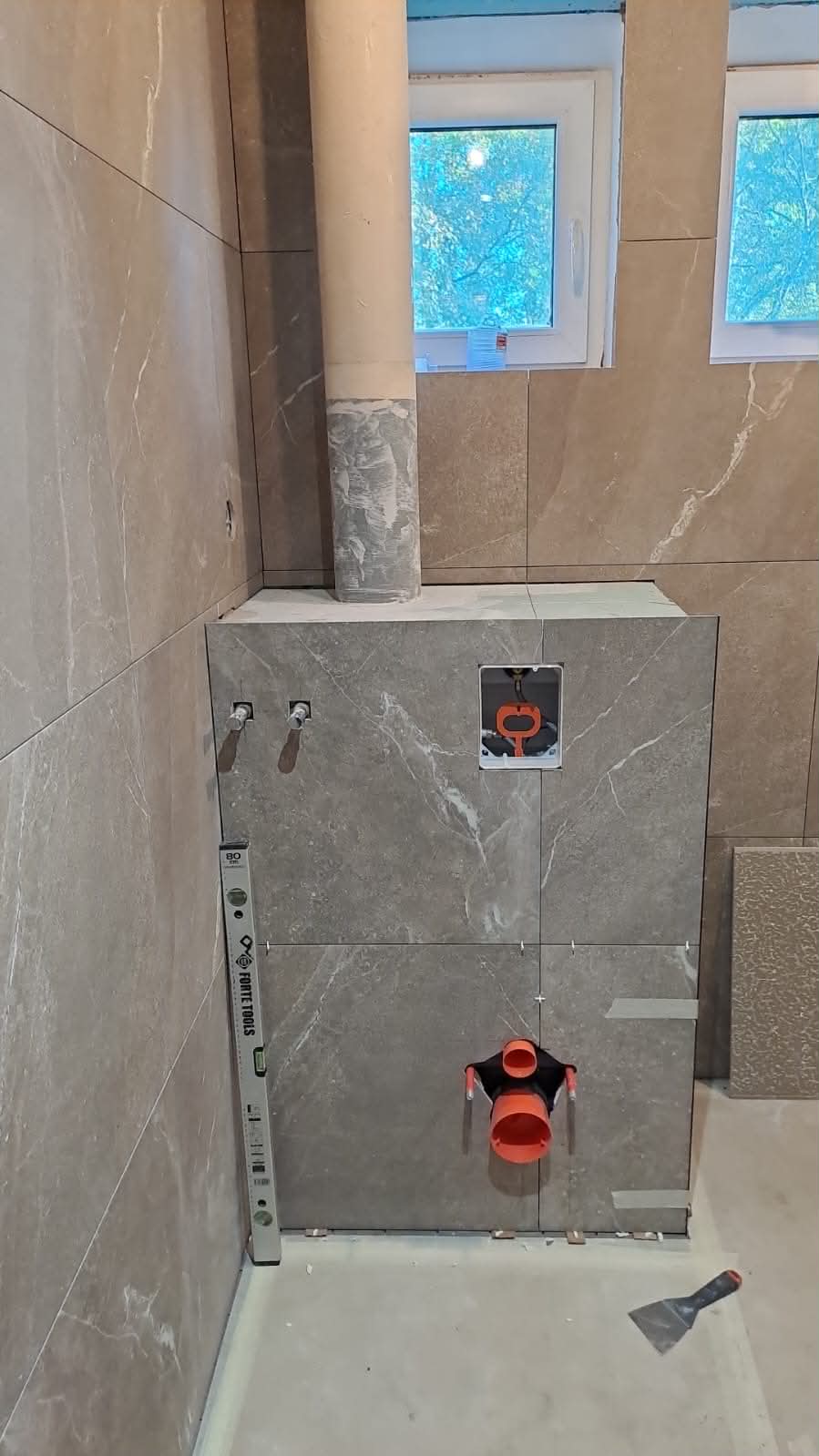 Plaaditud WC-kast vannitoas