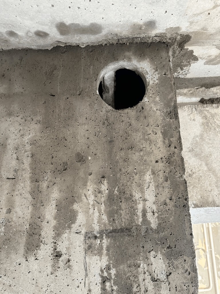 Betoonseina ülaserva lae alla puuritud ümar 132 mm ava